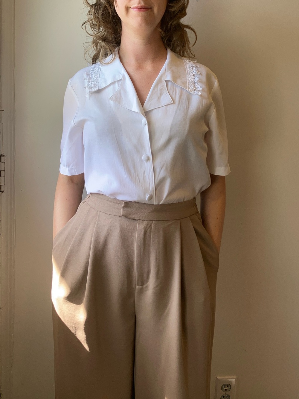 Vintage Dynasport White Short-Sleeve Button-Up Blouse with Lace Collar in size S